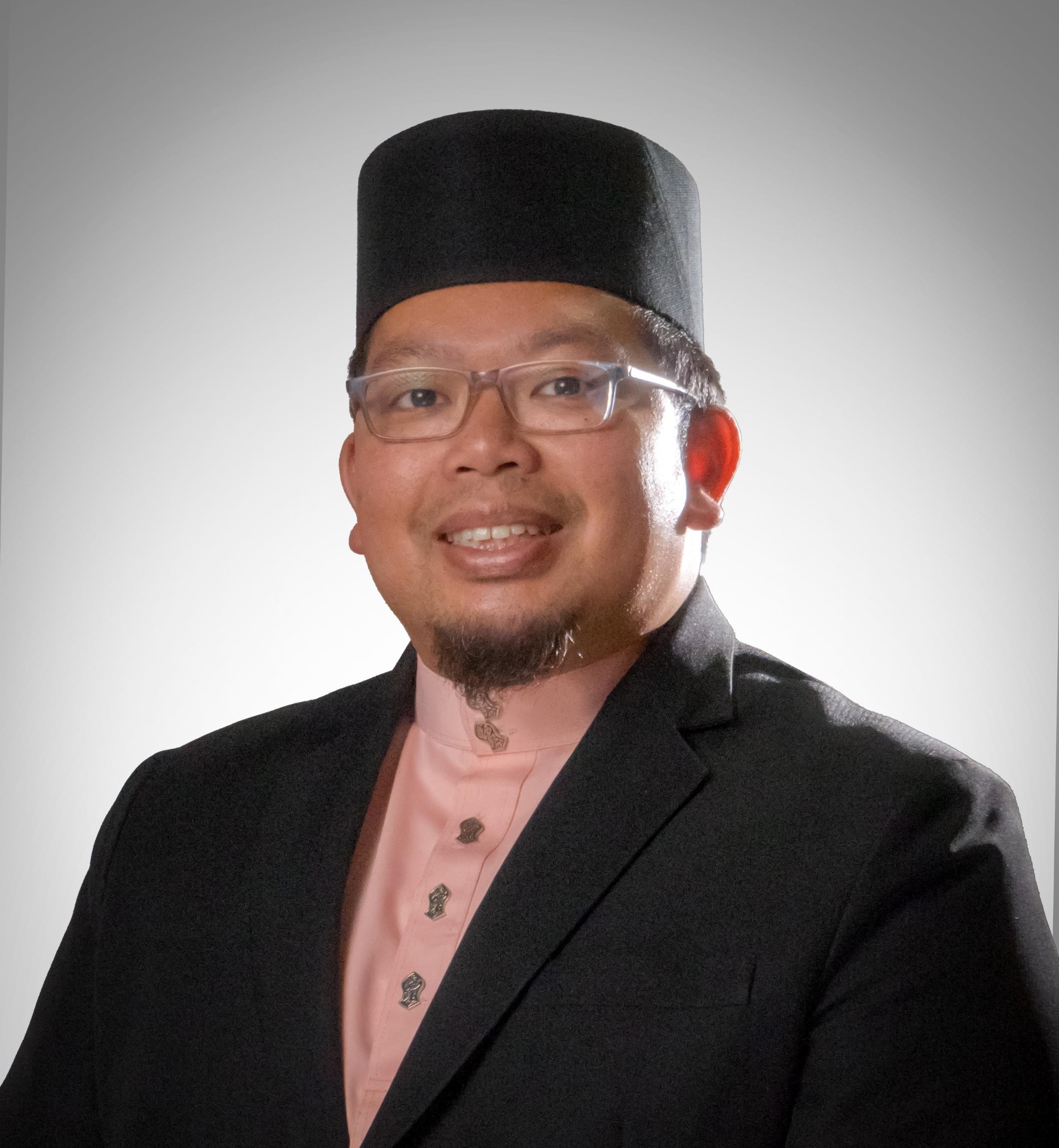 Haji Mohd Loqman Al-Hakim, Founder of Al-Huffaz Management, holding an award